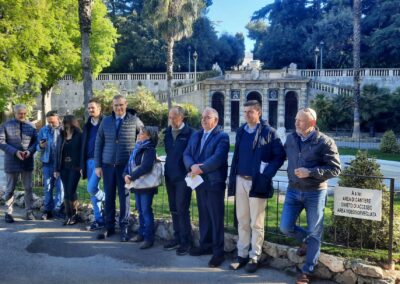 Foto di gruppo all'inaugurazione della fontana del nettuno a Villa Scassi