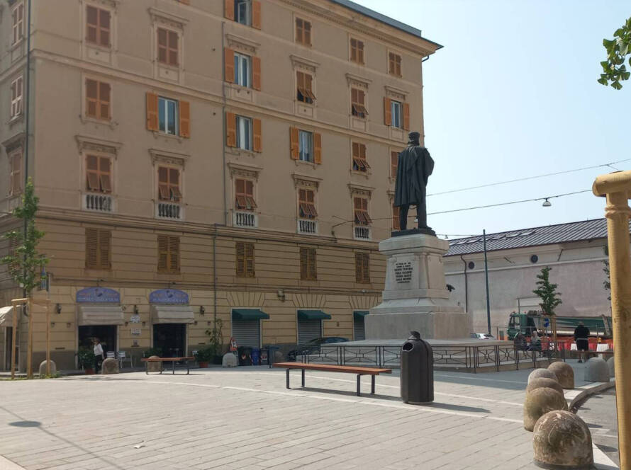 Vista prospettica della nuova pavimentazione e arredo urbano in Piazza del Monastero a Genova Sampierdarena, progettata da ASTER con al centro la statua storica di spalle