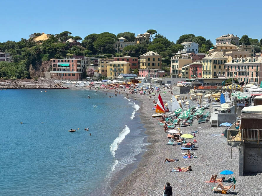 Panoramica della spiaggia di Genova Sturla, gestita da ASTER per la cura degli arenili.